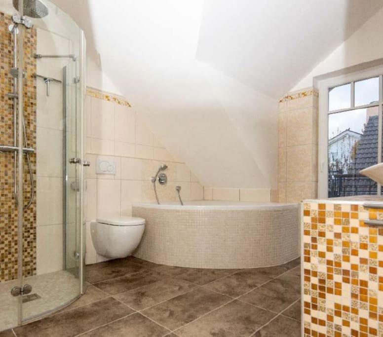 Phantastisches Haus Mit Pool Direkt In Muenchen Bagian luar foto
